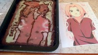 Ingin membuat kue dengan gambar karakter Sakura Haruno dari Naruto. Hasilnya malah berbeda jauh dengan foto yanh ada di sebelahnya! Foto: Istimewa