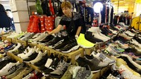 Di Sneakerpeak Kemang The Fifth ini, para pengunjung dapat berkreasi dengan membuat berbagai modifikasi pada sneakers.