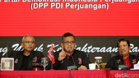Hasil perhitungan itu disampaikan oleh Sekretaris Jenderal (Sekjen) PDI Perjuangan Hasto Kristiyanto (tengah), dan Kepala Badan Saksi Pemilu Nasional (BSPN) PDI-P Arif Wibowo (kiri) di DPP PDI Perjuangan, Jakarta, Jumat (19/4/2019).