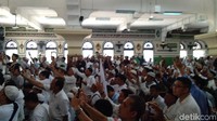 Jemaah kemudian kompak meneriakkan Prabowo Presiden usai Prabowo sujud syukur. Banyak jemaah yang mengabadikan momen itu dengan kamera handphone. Foto: Lisye Sri Rahayu/detikcom