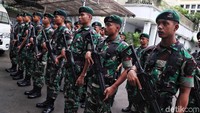 Sejumlah prajurit TNI Angkatan Darat Batalyon 202 mengamankan Gedung KPU, Jakarta Pusat, Sabtu (20/4).
