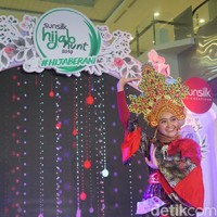 Ini Cut Dara Yuninda yang menampilkan bakat menari. Bukan tarian biasa, mahasiswi dan Duta Wisata Medan ini menunjukkan tarian modifikasi yang menggabungkan tradisional dan kontemporer. Cut mengungkapkan bahwa lewat ajang ini, dia ingin mengajak teman-teman muslimah lainnya yang berhijab untuk terus mengembangkan bakatnya. Bisa membuka mata teman-teman berhijab yang juga penari bahwa berhijab bukan jadi halangan, ucap Cut. (Foto: Kiki Oktaviani/Wolipop)