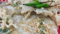 Tempe mendoan atau tempe goreng setengah matang jadi jodoh sroto. Dimakan hangat dengan cabai rawit dan cocolan kecap manis. Uenak poll! Foto: Instagram @annamiftakhuljann