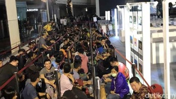 Para konsumen sudah banyak yang mengantre dari pagi hari. Foto: Huawei