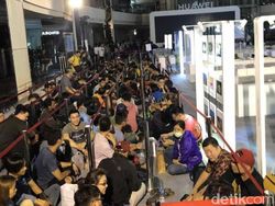 Antrean Mengular Penjualan Perdana Huawei P30 di Jakarta