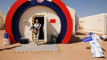 Seorang staff berpura-pura menjadi astronot.Foto: Reuters