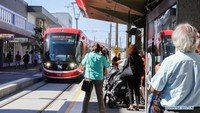 Kereta ringan yang telah lama ditunggu-tunggu di ibu kota Australia, Canberra, dibuka untuk umum pada hari Sabtu. Berbeda dengan kereta LRT di Indonesia, kereta ringan di Canberra dioperasikan di atas tanah langsung atau non layang. Foto: Dok. Xinhuanet