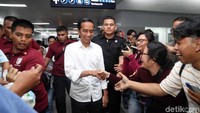 Jokowi menyalami warga yang menyambutnya di stasiun.
