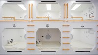 Seperti ini tempat tidur para astronot di dalam modul yang disediakan. Mirip seperti hotel kapsul ya? (Thomas Peter/Reuters)  