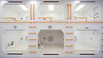 Begini bentuk tempat tidurnya yang seperti kapsul. Foto: Reuters