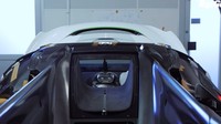 Dengan dikawinkan dengan transmisi 9 percepatan multicluch, mobil ini dijanjikan akan mampu mencapai topspeed hingga 300 mph atau setara dengan 482 km/jam. Foto: Pool (Youtube/Topgear)