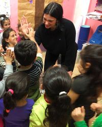 Dua Lipa Joget Bareng Hijabers di Tempat Pengungsian, Tuai Pujian Netizen