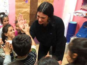 Dua Lipa Joget Bareng Hijabers di Tempat Pengungsian, Tuai Pujian Netizen