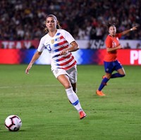 Bergabung dengan timnas sepakbola Amerika Serikat di usia 22 tahun, peran pentingnya berhasil membawa timnya menduduki peringkat kedua dalam kompetisi FIFA World Cup. Pada 2012, dia pun mendapat gelar Atlet Wanita Terbaik dari Federasi Sepakbola Amerika Serikat. Foto: Dok. Getty Images, Instagram