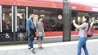 Orang-orang di Canberra didorong untuk mencoba kereta ringan oleh pemerintah setempat. Jaringan transportasi umum baru ini memulai satu bulan perjalanan gratis untuk siapa pun yang memiliki kartu transportasi lokal mulai 29 April. Foto: Dok. Xinhuanet