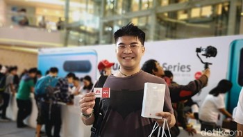Ia tampaknya tidak sabar segera menjajal fitur kameranya. Foto: Agus Tri Haryanto/inet
