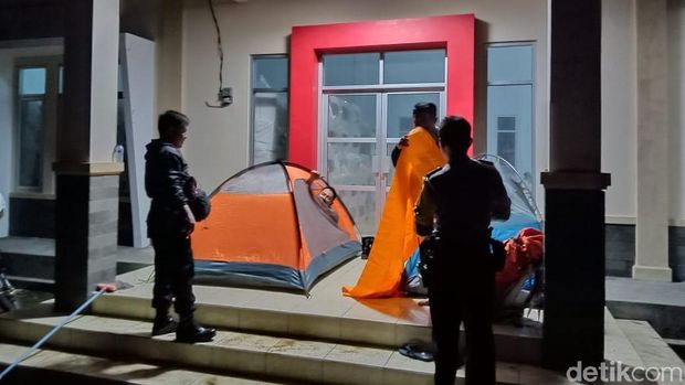 Hobi Naik Gunung, Brigadir Umamul Buat Tenda Jaga Logistik Pemilu