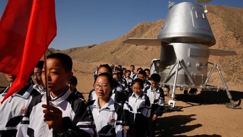 Ada sekitar 100 siswa yang mengunjungi simulator ini saat pembukaan. Di belakang mereka adalah contoh pesawat pengangkut manusia dari Bumi ke Mars. Foto: Reuters