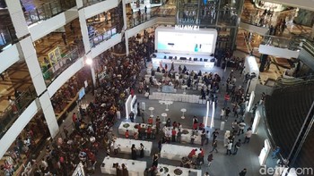 Sedangkan untuk Huawei P30 Pro bisa dipesan dengan harga mulai dari Rp 12.999 juta dan akan mendapat bonus berupa Huawei Wireless Charger dan Huawei Band 3 Pro. Foto: Agus Tri Haryanto/inet