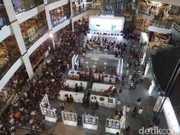 Antrean Mengular Penjualan Perdana Huawei P30 di Jakarta