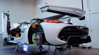 Mobil super ini di cat hingga 800 jam. Foto: Pool (Youtube/Topgear)