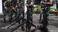 Para prajurit menata senjatanya saat beristirahat.