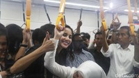 Kirana Larasati menebar senyum segerbong dengan Jokowi. Foto: Artis-artis naik MRT bareng Jokowi / Pradita Utama