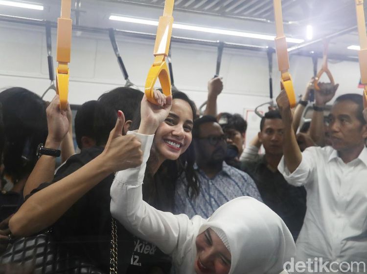 Para Artis Ibu Kota Ikutan Jokowi Naik MRT