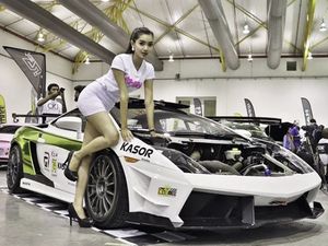 Waw, Model Ini Kepingin Jadi Pembalap Mobil