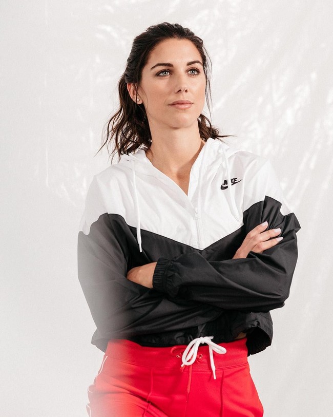 Begitu banyaknya iklan yang dibintanginya sampai-sampai pada 2015, pesepakbola lulusan University of California, Berkeley itu berada di urutan pertama pesepakbola wanita dengan bayaran termahal dalam daftar yang dirilis oleh Time. Foto: Dok. Getty Images, Instagram