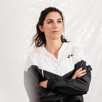 Begitu banyaknya iklan yang dibintanginya sampai-sampai pada 2015, pesepakbola lulusan University of California, Berkeley itu berada di urutan pertama pesepakbola wanita dengan bayaran termahal dalam daftar yang dirilis oleh Time. Foto: Dok. Getty Images, Instagram