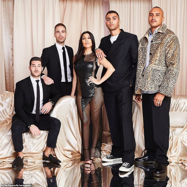 Kourtney Kardashian genap berusia 40 tahun pada 18 April lalu. Untuk merayakannya, Kourtney menggelar pesta ulang tahun di halaman rumahnya di Beverly Hills, California, AS, kemarin, Jumat (19/4/2019). Kehadiran para selebriti turut memeriahkan pesta tersebut. (Foto: Instagram)