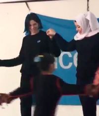 Dua Lipa Joget Bareng Hijabers di Tempat Pengungsian, Tuai Pujian Netizen