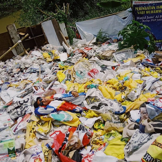 Tejet mengungkapkan untuk membuat jaket tersebut tidaklah sesederhana yang dibayangkan orang. Ambil barangnya susah (bukan dapat barangnya loh) ada proses pengambilannya , teknis mengacak puzzle dari logo benderanya dipikirin banget soalnya itu harus dipikirin sampai dua langkah kedepan, jahit kain perkainnya bagaimana? dan Setelah dibuat pola jadinya terlihat seperti apa? jahitnya susah, dipikirin juga gimana kalo dipakainya adem, dalemannya di lapisin bahan cotton, ungkap pria lulusan Desain Komunikasi Visual ini.Foto: Dok. Instagram @tejyet