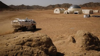 Ada juga kendaraan 4WD dan kendaraan penjelajah yang mewakili kendaraan yang biasa digunakan untuk menjelajahi Mars. Foto: Reuters