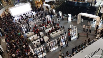 Tampak kerumunan yang cukup besar menantian ponsel idamannya. Foto: Agus Tri Haryanto/inet