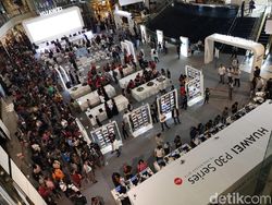 Antrean Mengular Penjualan Perdana Huawei P30 di Jakarta