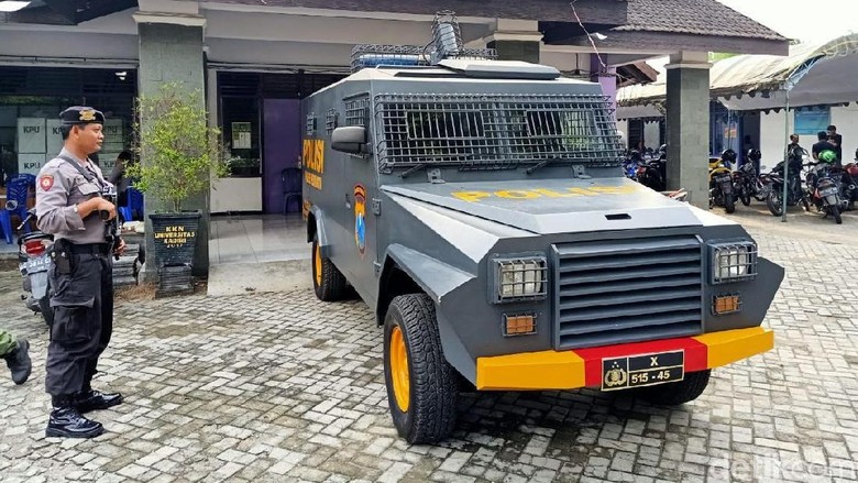 Mobil Rantis Disiagakan di Kota Kediri Kawal Rekapitulasi PPK Mobil Rantis Disiagakan di Kota Kediri Kawal Rekapitulasi PPK