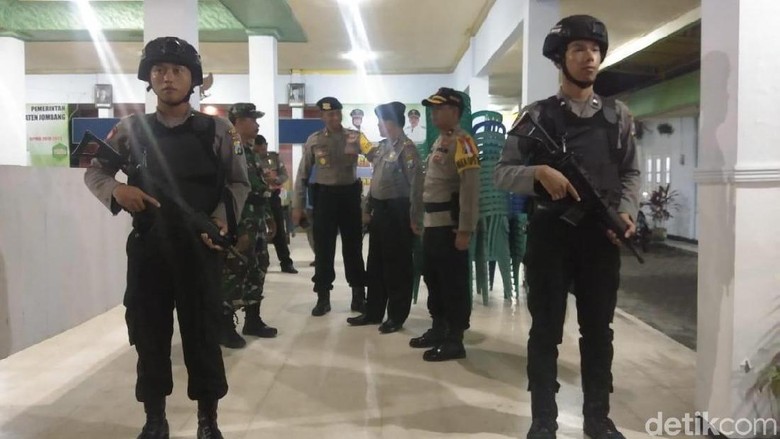 Polisi Kawal Ketat Rekapitulasi Hingga Tingkat PPK Polisi Kawal Ketat Rekapitulasi Hingga Tingkat PPK