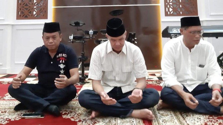 Syukuran Pemilu Damai, Ganjar Doa Bersama Anak Yatim di Sleman Syukuran Pemilu Damai, Ganjar Doa Bersama Anak Yatim di Sleman