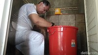Kebimbangan Yayat itu menuntunnya menuju ke Padepokan Anti Galau Yayasan Al Busthomi di Desa Sinarrancang, Kecamatan Mundu, Kabupaten Cirebon, Jabar.