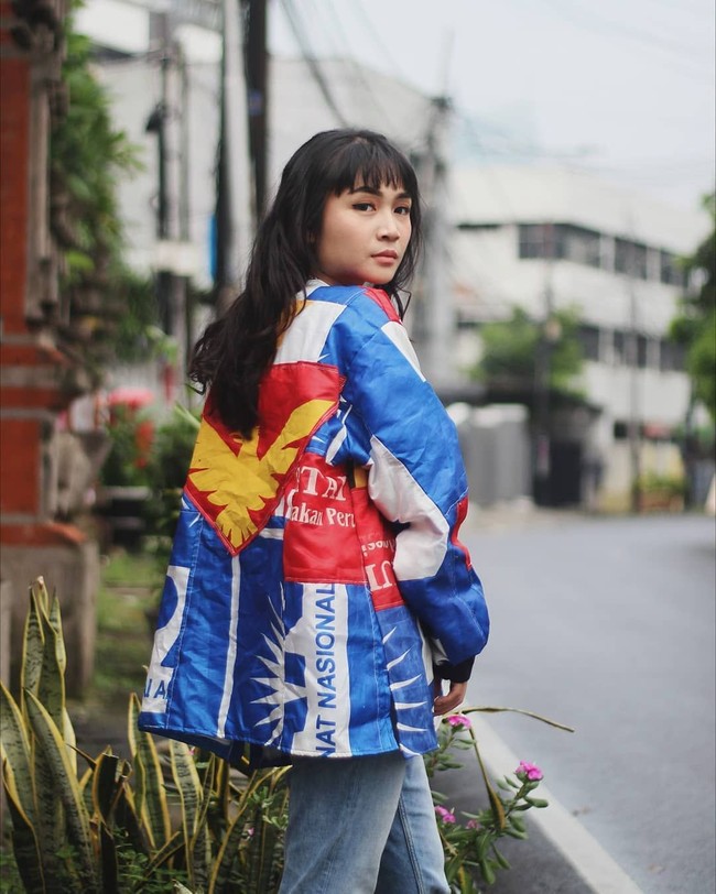 Melihat sampah bekas pemilu yang ditinggalkan, membuat Tejet putar otak untuk mendaur ulang limbahnya menjadi sesuatu yang berdaya pakai. Dari sana, muncullah ide untuk membuat jaket seperti yang sekarang ini viral. Foto: Dok. Instagram @tejyet