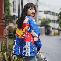 Melihat sampah bekas pemilu yang ditinggalkan, membuat Tejet putar otak untuk mendaur ulang limbahnya menjadi sesuatu yang berdaya pakai. Dari sana, muncullah ide untuk membuat jaket seperti yang sekarang ini viral. Foto: Dok. Instagram @tejyet