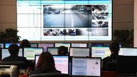 Staf pekerja memantau layar informasi angkutan umum di perusahaan angkutan umum. Foto: Dok. Xinhuanet 