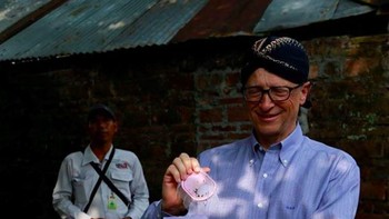 Tak lengkap rasanya kalau tidak menyebutkan Co-Founder Microsoft Bill Gates. Ia adalah bos teknologi tersukses di dunia yang rupanya tidak tamat kuliah dengan meninggalkan Harvard di 1975. Foto: Instagram