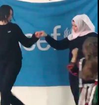 Dua Lipa Joget Bareng Hijabers di Tempat Pengungsian, Tuai Pujian Netizen