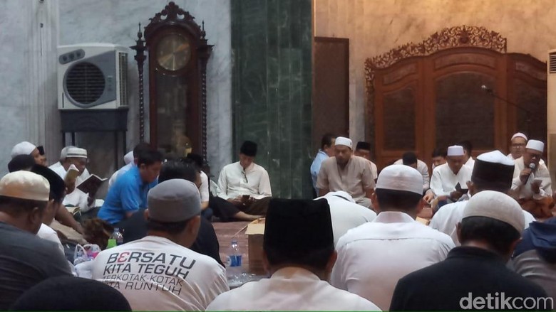 Sandiaga Hadiri Malam Nisfu Syakban di Masjid At-Taqwa Sandiaga Hadiri Malam Nisfu Syakban di Masjid At-Taqwa