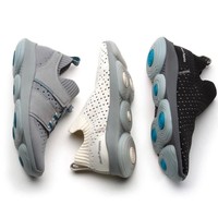 Hush Puppies bisa jadi destinasi Anda yang ingin cari sepatu diskon di Senayan City. Retailer ini tengah mengadakan Sale End of Season. Hingga tanggal 9 Mei 2019, sejumlah pilihannya diskon hingga setengah harga. Jangan lewatkan pula koleksi terbaru dari Hush Puppies, yakni Bounce Max. Dibuat dengan teknologi yang memastikan kenyamanan maksimal, sepatu bergaya sneakers ini juga memaksimalkan gaya pemakainya dengan tampilan futuristik. (Dok. Hush Puppies).