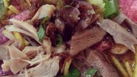 Mau lebih puas, sroto bisa dipesan dengan campuran daging sapi dan daging ayam. Mantul!Foto: Instagram @ranikecil