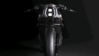 Motor ini akan dijual lengkap dengan helm dan baju pelindung yang belum pernah dijual oleh pembuat motor mana pun. Foto: Pool (MCN)